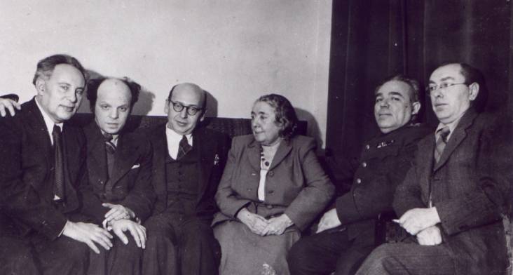 Лина Штерн среди членов Президиума ЕАК (слева направо: Л. Квитко, В. Зускин; справа налево: И. Фефер, А. Кац) на встрече с американским журналистом и зятем Шолом-Алейхема Бенционом Гольдбергом (третий слева). 1946 год 