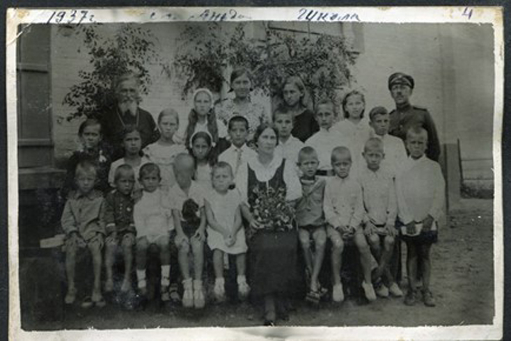 Ученики и учителя русской школы на станции Аньда. Маньчжурия. 1937 год