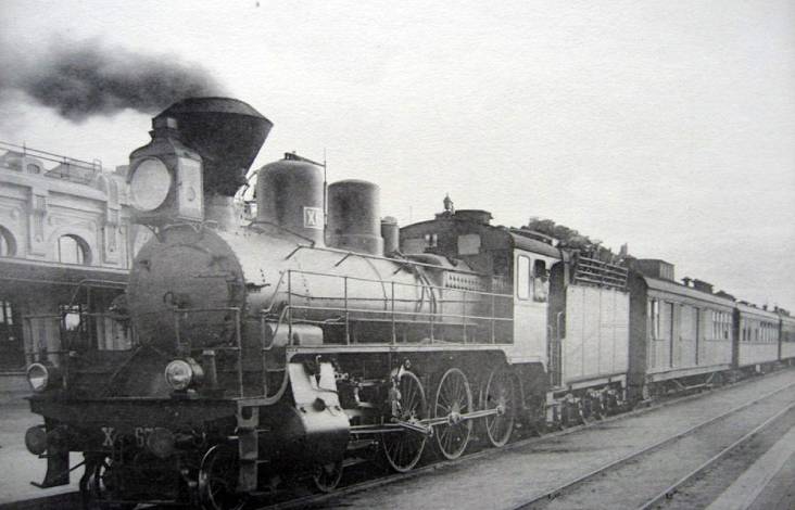 Пассажирский паровоз на станции Харбин. 1910-е годы.