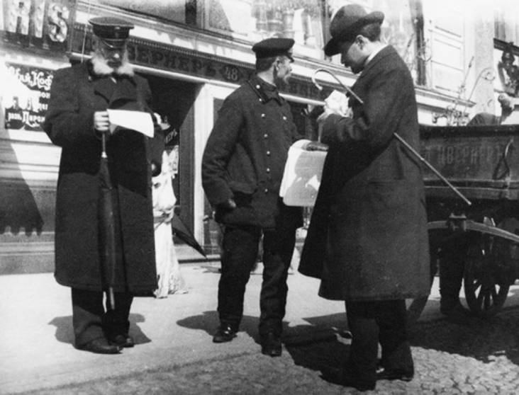 Чиновники на Невском проспекте. Санкт-Петербург. Фото Карл Буллы. 1905 год