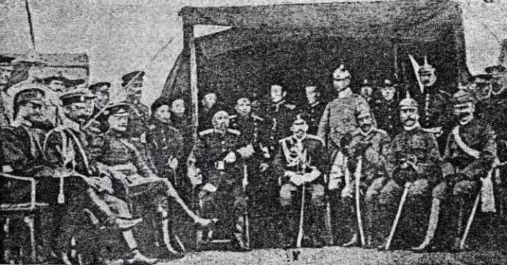 Генерал Л.Г, Корнилов (четвёртый справа в первом ряду) в Китае. 1907-1911 годы