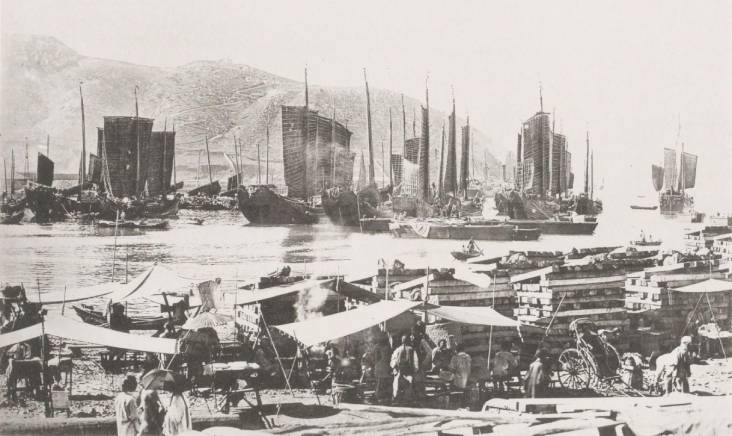 Китайские джонки в порту города Люйшунькоу. Конец XIX века