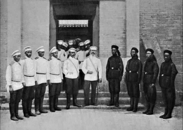 Охрана Ли Хунчжана. Русские казаки и китайские солдаты. Сотник Григорьев и дипломатический чиновник Коростовец. 1890-е годы
