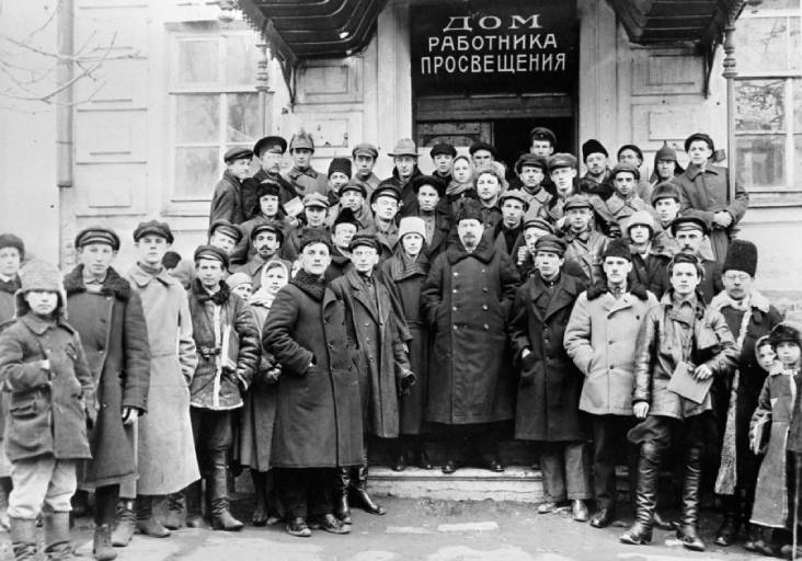 А.В. Луначарский, нарком просвещения (в центре) среди участников I Всероссийского съезда по внешкольному образованию. 6 мая 1919 года