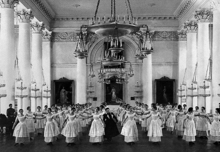 Занятия танцами в старшей группе воспитанниц. Смольный институт благородных девиц. 1889 год