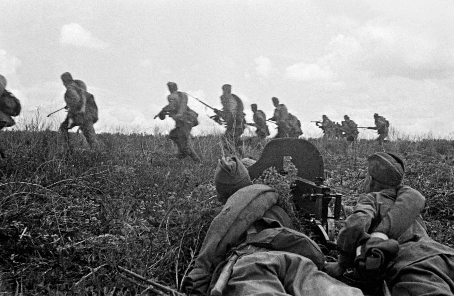  Подразделения стрелкового корпуса Юго-Западного фронта во время наступления на южном направлении западнее Славянска. 17 июля 1943 года. Фото Ольги Ландер / РИА Новости