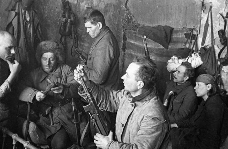 Партизаны Донбасса проверяют готовность оружия к бою. 1942 год. <br>Фото Анатолия Егорова / РИА Новости