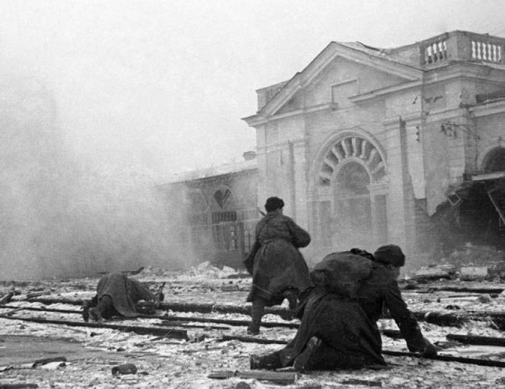 Советские солдаты ведут бой с немецким захватчиками у вокзала города Ворошиловска. 1943 год. Фото РИА Новости