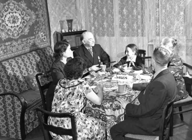  Советская семья за общим столом. 1950-е годы. Фото Николая Пашина / РИА Новости