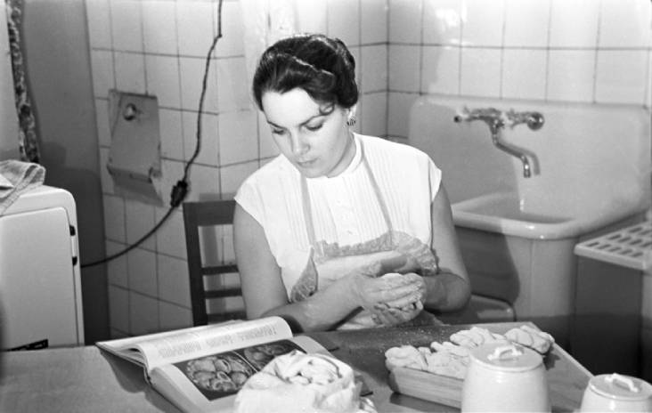 Актриса Элина Быстрицкая за приготовлением завтрака. Фото РИА Новости