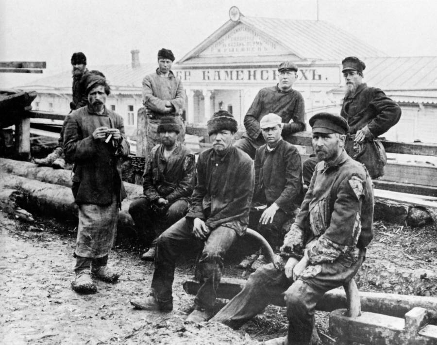 Сезонные портовые рабочие Нижнего Новгорода. 1902 год. Фото РИА Новости