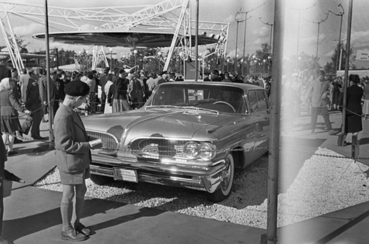 Посетители осматривают американский легковой автомобиль. Американская Национальная Выставка в Сокольниках. Москва. 25 июля 1959 года. Фото Анатолия Гаранина / РИА Новости