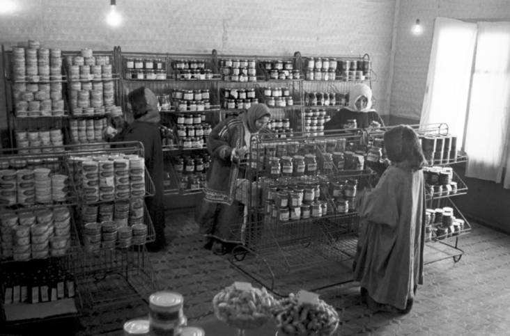 Продовольственный магазин в—колхозе «Харп» в Ненецком автономном округе. 1965 год. Фото Игоря Виноградова / РИА Новости