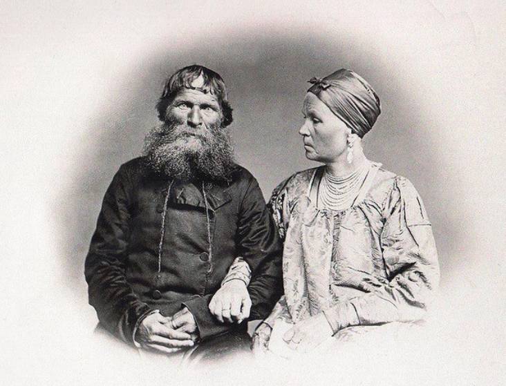 Крестьяне Архангельского уезда. Мужчине 65 лет, женщине 54 года. Фотография, подготовлена к этнографической выставке 1867 года в Москве