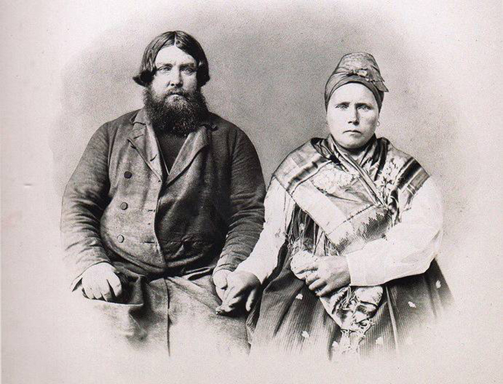 Крестьянин Кемского уезда 39-х лет и жена его 33-х лет. Фотография, подготовлена к этнографической выставке 1867 года в Москве