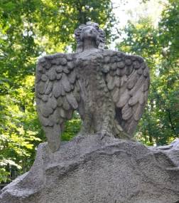 На могиле писателя установлено изваяние птицы Сирин, созданное скульптором Сергеем Конёнковым