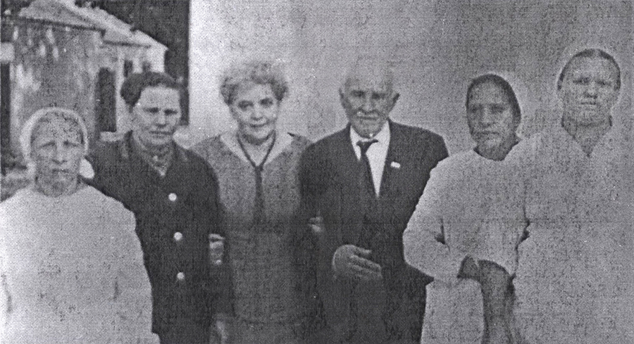 Вера Николаевна и Геннадий Михайлович Павловы (в центре) с персоналом репецкой участковой больницы военного времени. Фото конца 1960-х годов