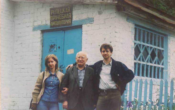 Геннадий Геннадиевич Павлов и его дети - Мария Геннадиевна и Владимир Геннадиевич у Репецкой больницы. 2015 год