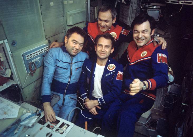 Космонавты Георгий Гречко, Олег Макаров, Владимир Джанибеков и Юрий Романенко <br>(слева направо) на борту космического комплекса «Союз-26» — «Салют» — «Союз-27». <br>5 января 1978 года. Фото ТАСС