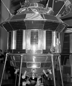 Макет советской автоматической межпланетной станции «Луна-3», запущенной 4 октября 1959 года и впервые сфотографировавшей обратную сторону Луны. 1960 год. Фото Александра Моклецова / РИА Новости