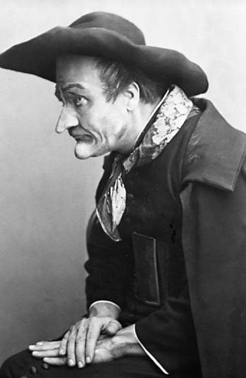 Фёдор Шаляпин в роли дона Базилио в опере Д. Россини «Севильский цирюльник». 1912 год