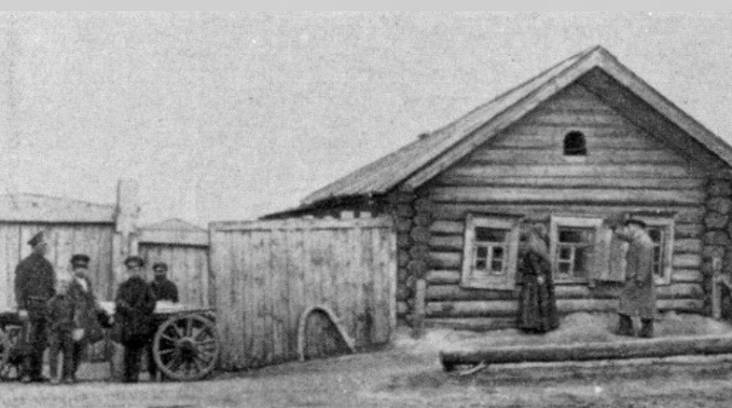 Дом Шаляпиных в Суконной слободе. У дома стоит Фёдор Иванович. Начало 1900-х годов