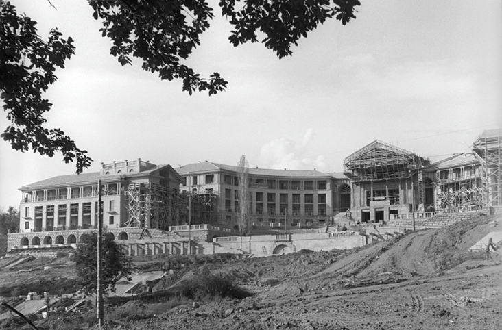  Строительство санатория «Металлург» на живописном склоне горы Бытха в Сочи. 1954 год. Фото Давида Шоломовича / РИА Новости