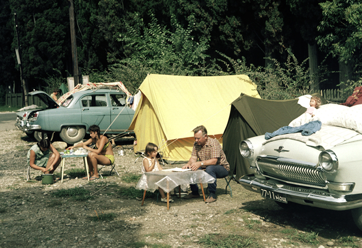 Туристы отдыхают на автотурбазе в Новом Афоне. 1971 год. ФотоМакса Альперта / РИА Новости
