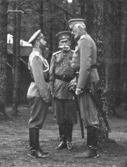 Великий князь Николай Николаевич (справа), император Николай II (слева), министр императорского двора граф В. Б. Фредерикс (в центре) в Ставке. Сентябрь 1914 года