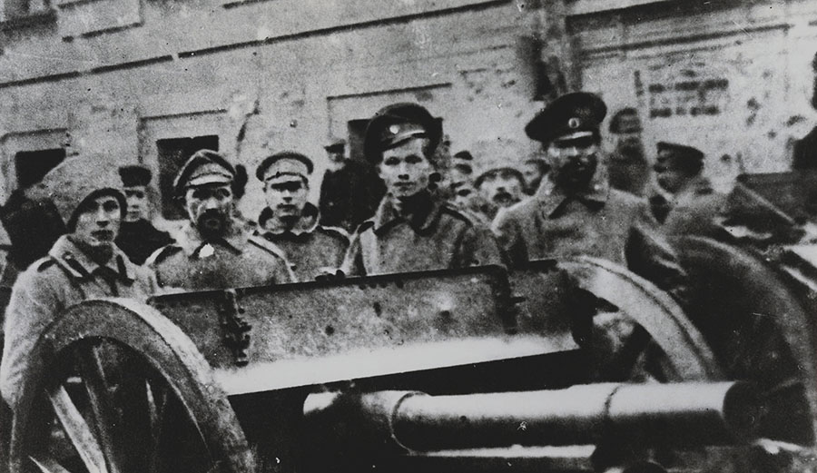 Орудие красногвардейцев на Скобелевской площади Москва. Конец октября 1917 года