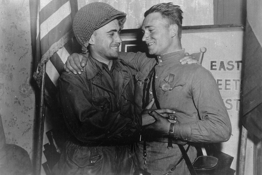 Лейтенант У. Робертсон и лейтенант А. С. Сильвашко. 25 апреля 1945 года.
