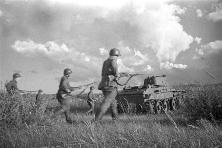 Советские бойцы под прикрытием танков идут в бой в районе реки Халхин-Гол. 1939 год. Фото Виктора Тёмина 