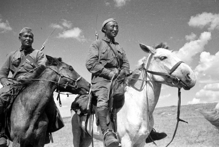 Монгольские кавалеристы во время боевых действий на Халхин-Голе. Монголия. 1939 год. Фото Павла Трошкина