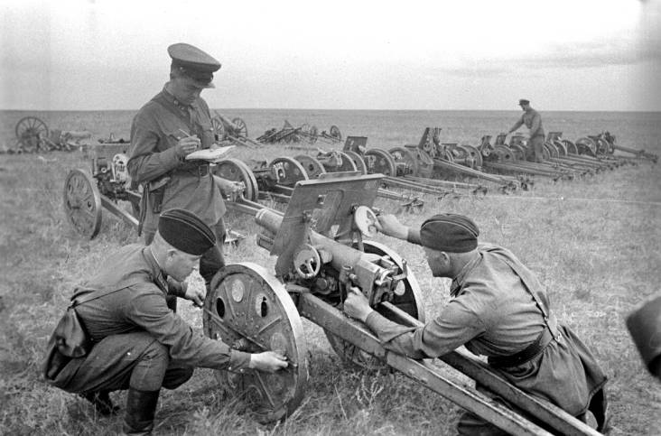 Советские солдаты изучают трофейные пушки во время боевых действий на Халхин-Голе. Монголия. 1939 год. Фото Павла Трошкина