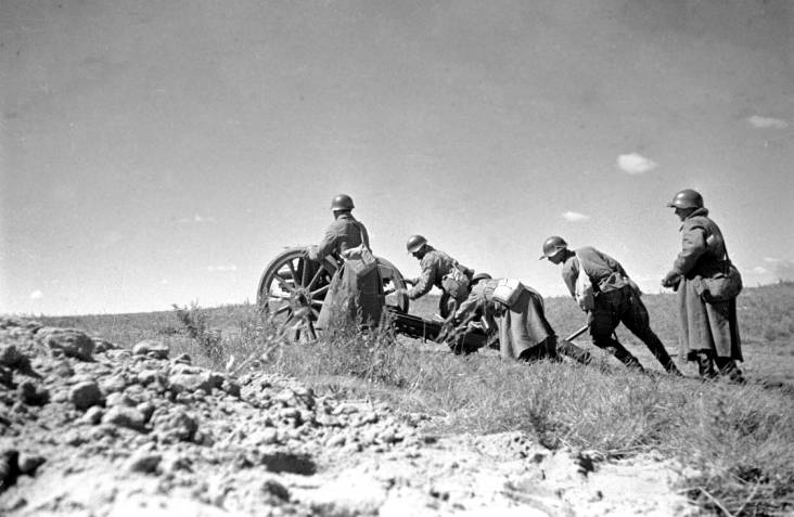 Советские артиллеристы готовят позиции. Монголия. 1939 год. Фото Павла Трошкина