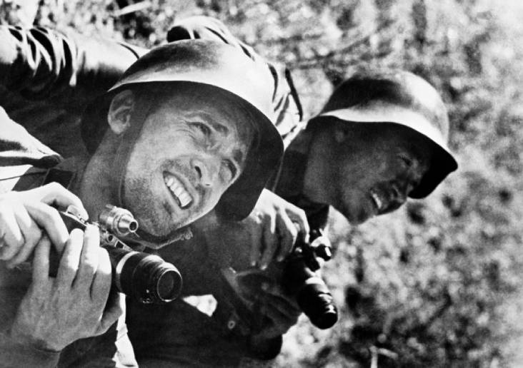Фоторепортёр Павел Трошкин (на переднем плане) ведёт съёмку во время вооружённого конфликта у Халхин-Гола. 1939 год. Фото РИА Новости