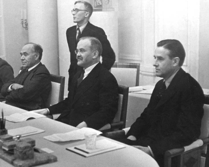 Заседание Московской конференции 30 сентября 1941 года. Слева направо сидят: лорд Бивербрук, В. Молотов, А. Гарриман. РГАСПИ