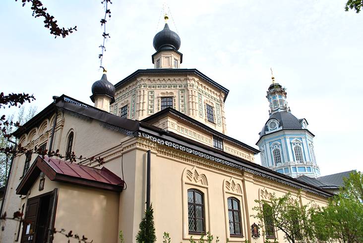 Никольская церковь Свято-Тихоновского монастыря (на переднем плане). Освящена в 1697 году, в 1742 года пострадала от пожара, но была восстановлена. На втором плане Покровская церковь. 2024 год