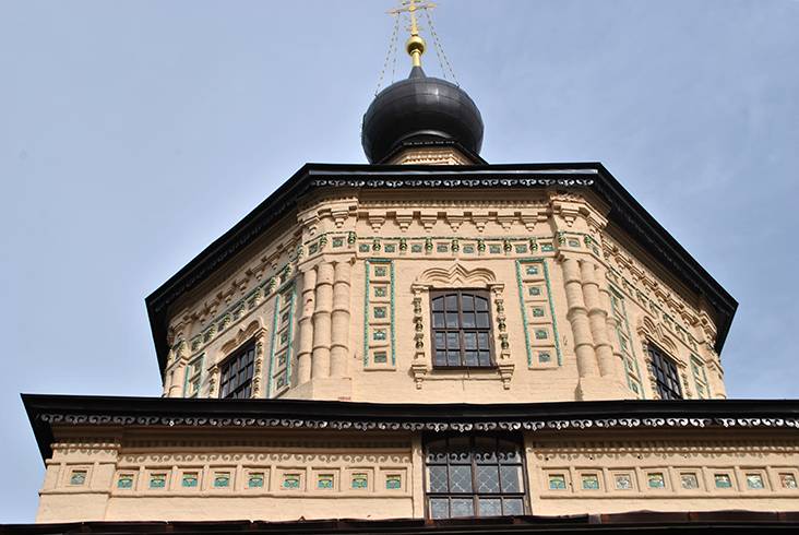 Декор фасада Никольской церкви Свято-Тихоновского монастыря. 2024 год 