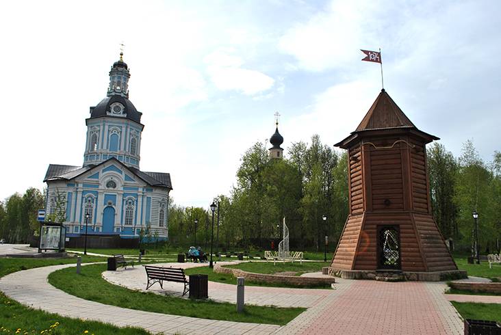 Сторожевая башня — символ Торопца, установлена в 1999 году в честь 925-летия города. За сквером слева — Покровская церковь. Торопец. 2024 год