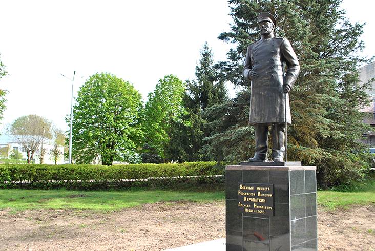 Памятник Алексею Николаевичу Куропаткину в центре Торопца. Установлен в 2019 году
