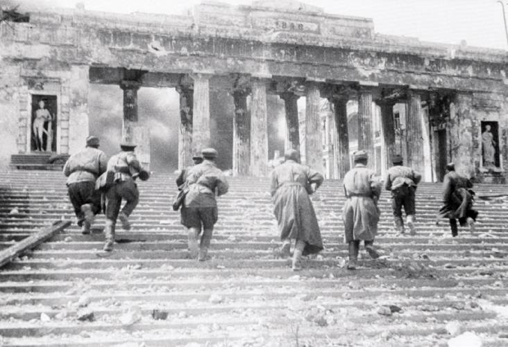 Бой на Графской пристани г. Севастополя.1944 год. Фото РГАКФД / victory.rusarchives.ru